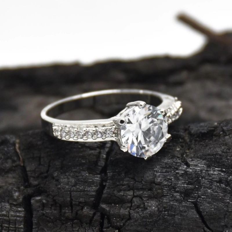 STUNNING 6-PRONG CLASSIC SOLITAIRE RING